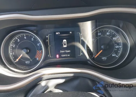 2015 Jeep Cherokee Latitude z USA, uszkodzony, nr VIN 1C4PJMCS1FW624301